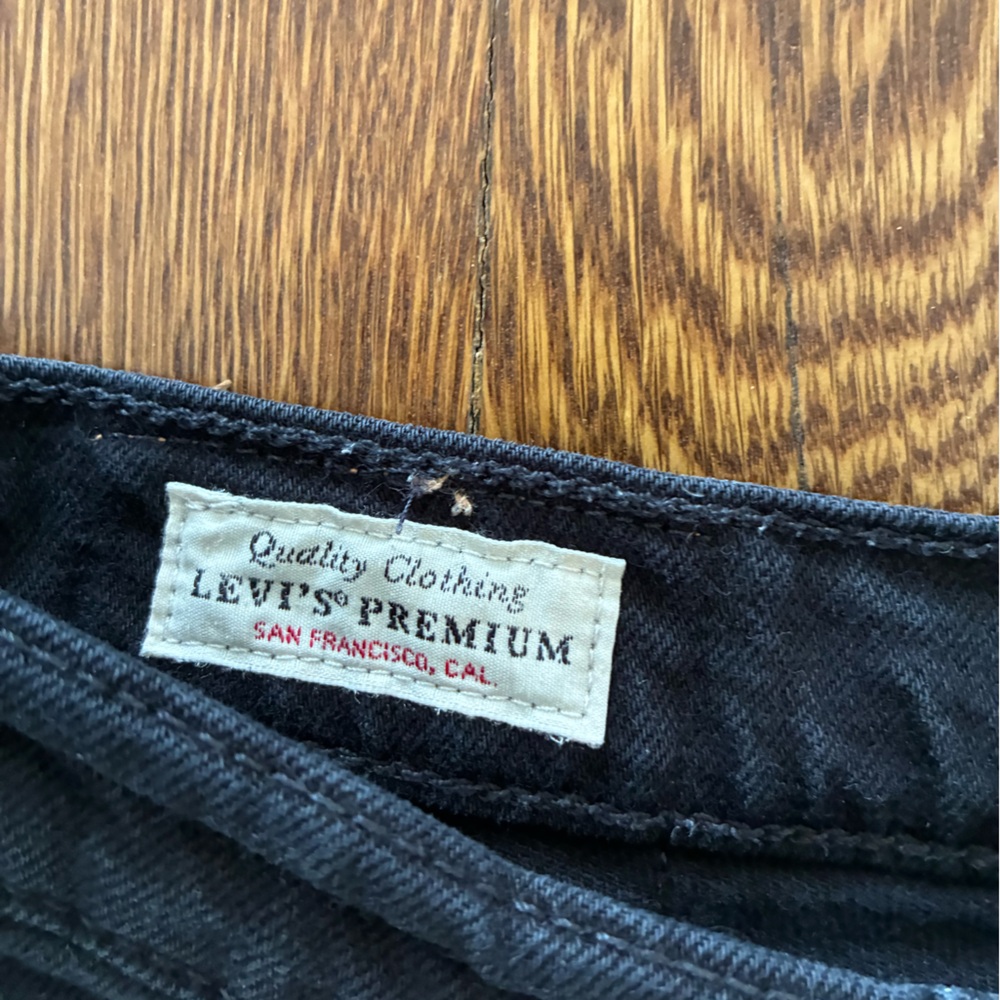 Levi's Black Ankle Crop Jeans - Picture 3 of 4